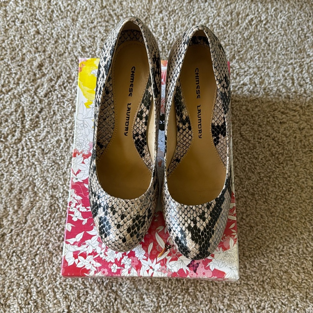Chinese Laundry Platform pump size 8.5